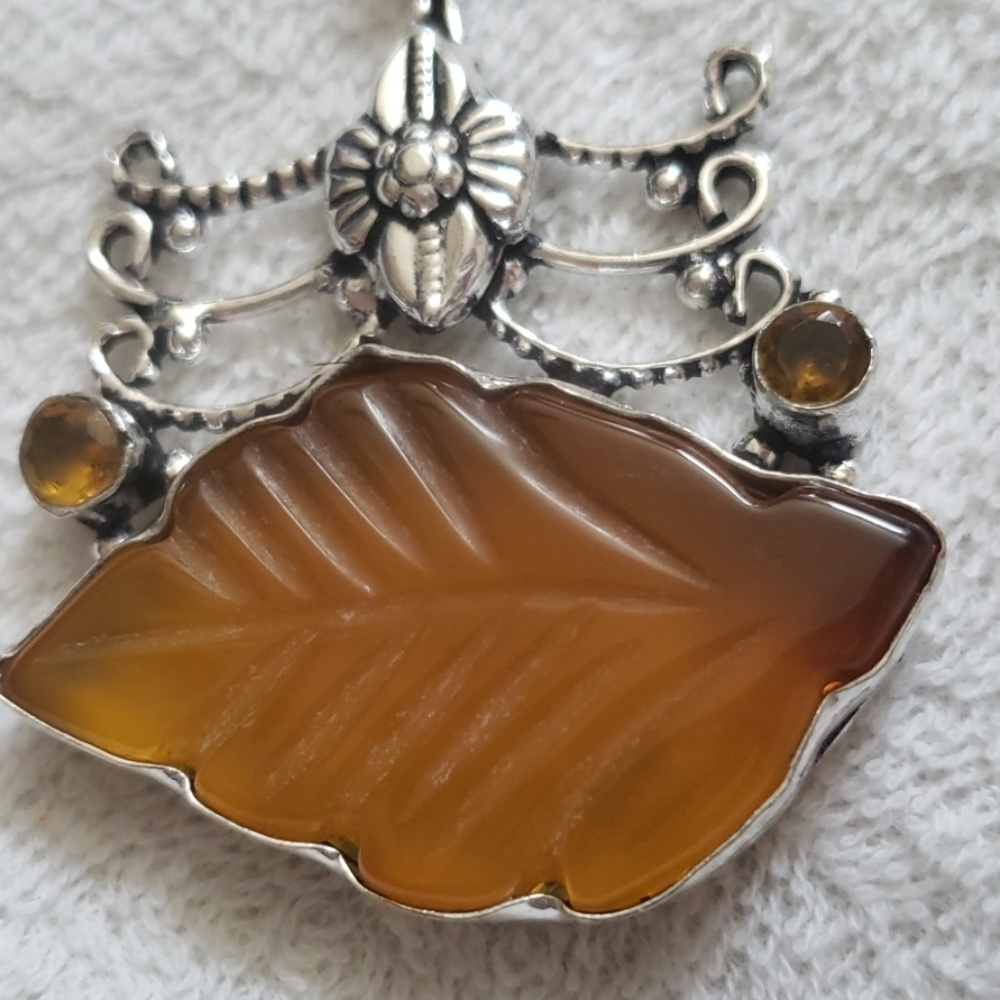 Handcrafted Carved Yellow Onix pendant - Picture 3 of 5